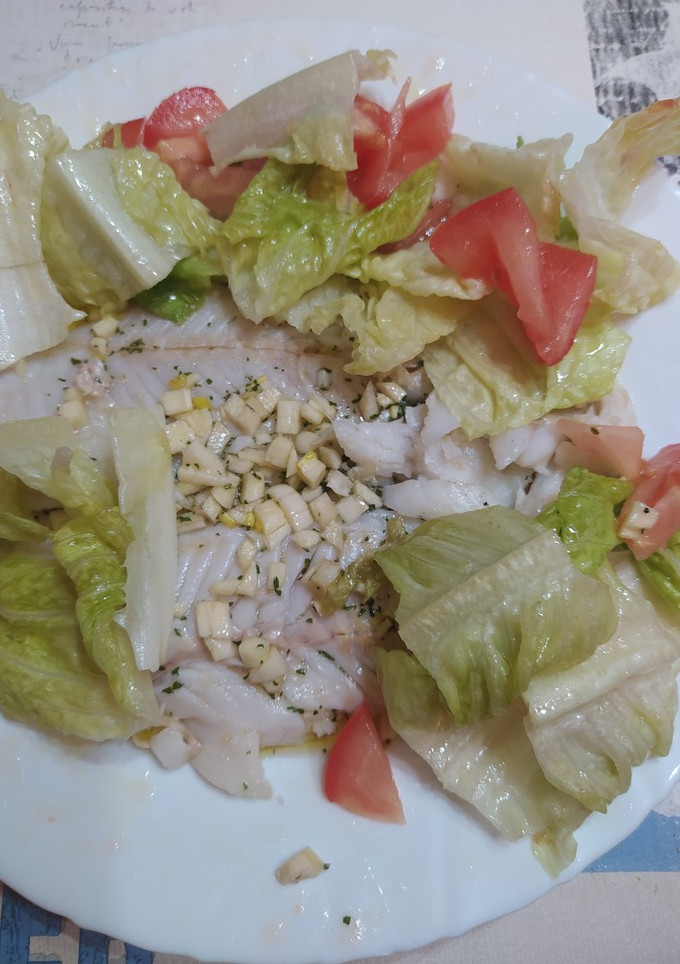 Una foto de Merluza a la plancha con guarnición