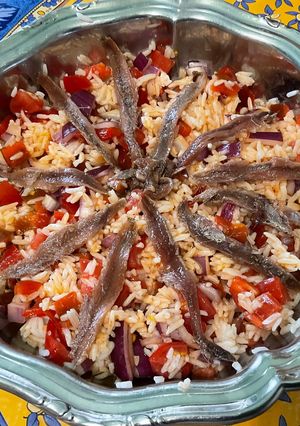 Une photo de Salade de riz aux anchois, tomate, poivron et oignon rouge