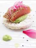 Nighiri di salmone con crema di avocado e galletta di riso