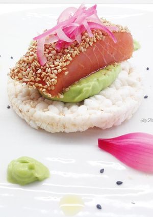 Foto di Nighiri di salmone con crema di avocado e galletta di riso