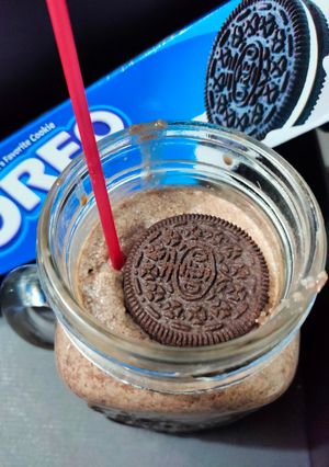 A picture of Oreo milkshake without ice-cream.