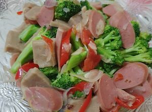 Foto resep Tumis Brokoli Sosis Baso🥦