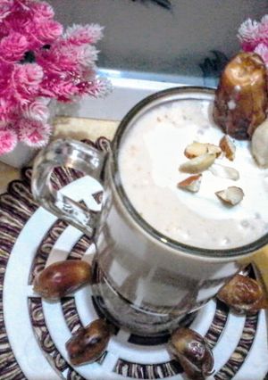 केला खजूर ड्राईफ्रूट्स स्मूदी रेसिपी मुख्य फोटो