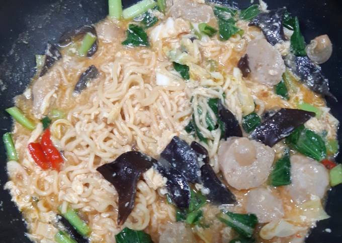 Mie nyemek indomie goreng.