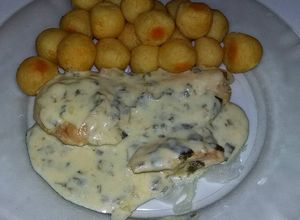 Una foto de Supremas de pollo al verdeo con papas noisette