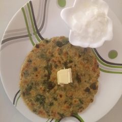 A picture of Suji palak paratha.