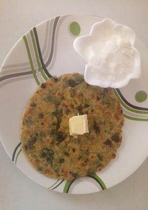 A picture of Suji palak paratha.
