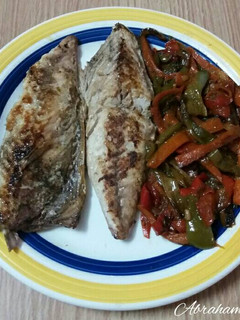 Foto principal de Caballa a la plancha con guarnición de verduras