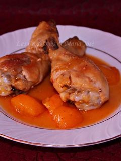 Una foto de Muslos de pollo en salsa de nísperos