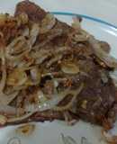 Bisteces encebollados al ajillo