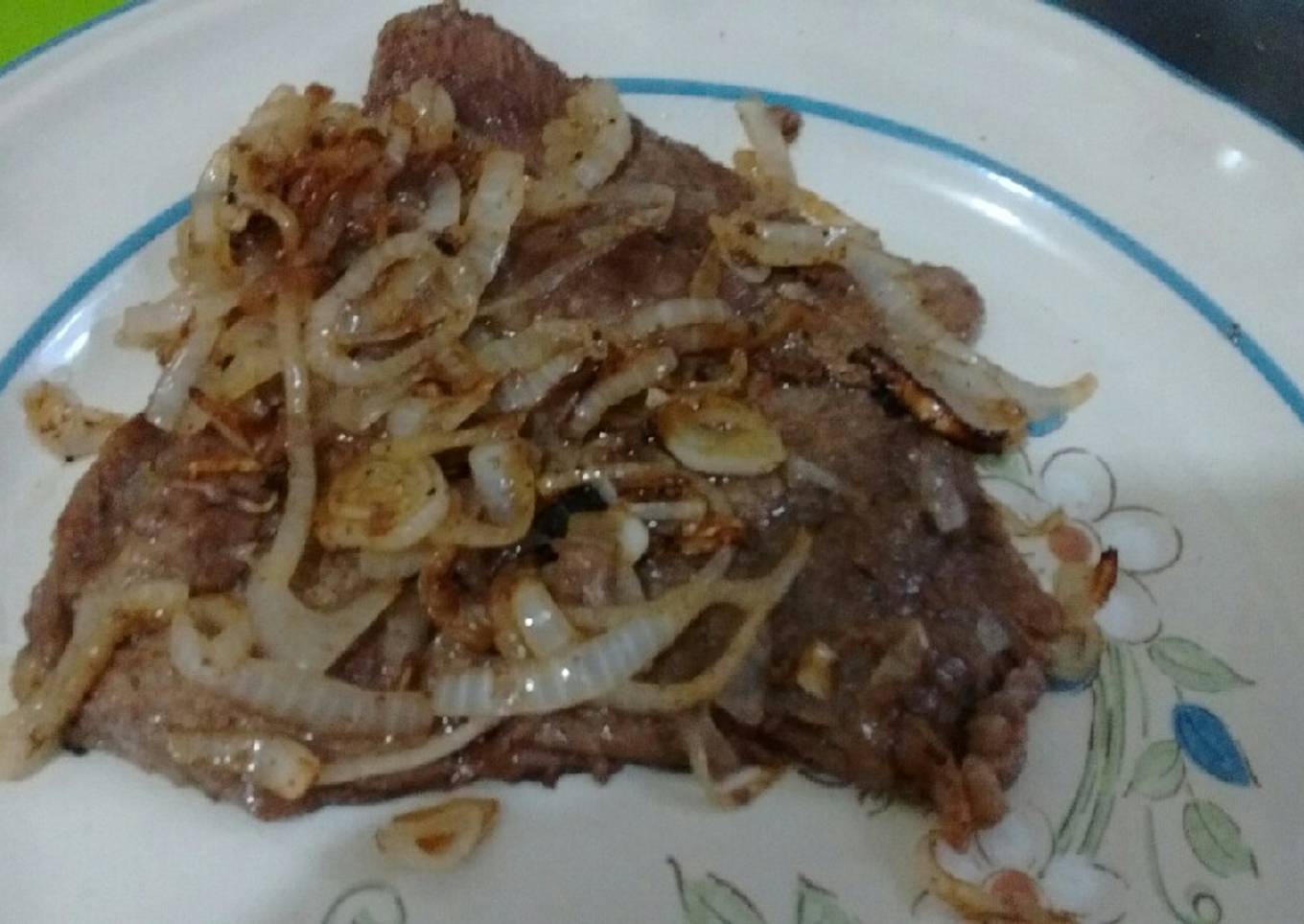 Bisteces encebollados al ajillo