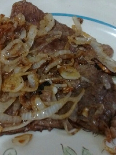 Una foto de Bisteces encebollados al ajillo