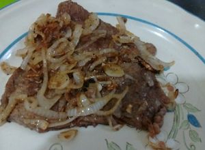 Una foto de Bisteces encebollados al ajillo