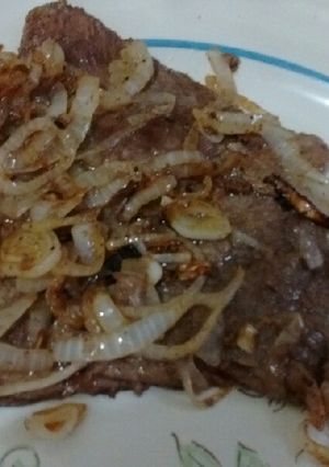 Una foto de Bisteces encebollados al ajillo