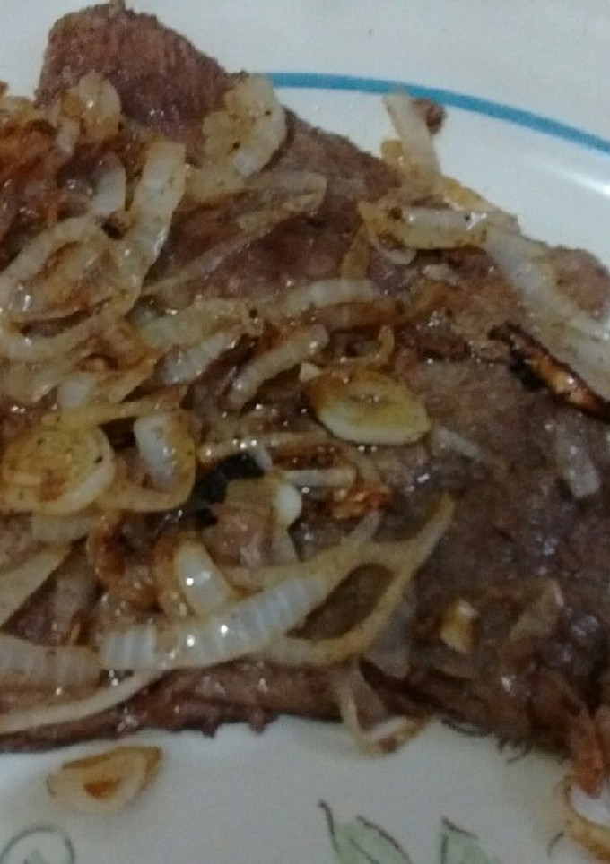 Una foto de Bisteces encebollados al ajillo