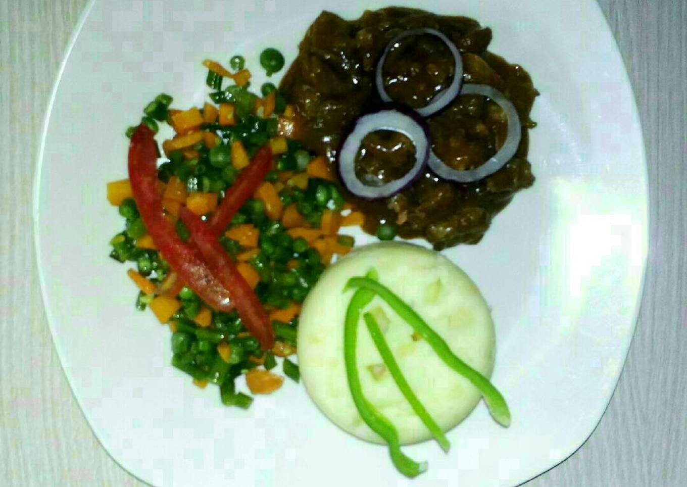 Carbonnade of beef with mashed potatoes and mixed vegetables