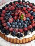 Crostata morbida con namelaka e frutti di bosco