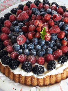 Foto di Crostata morbida con namelaka e frutti di bosco