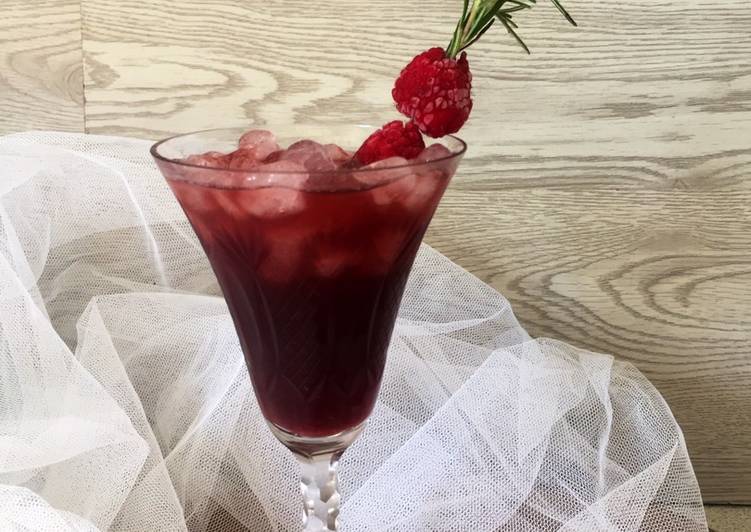 Vermut de romero y frambuesas