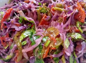 Una foto de Ensalada de repollo y morrones