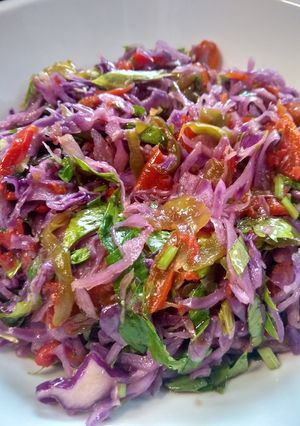 Una foto de Ensalada de repollo y morrones