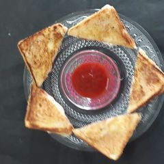 A picture of Onion tomato cheesey toast.