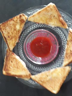 A picture of Onion tomato cheesey toast.