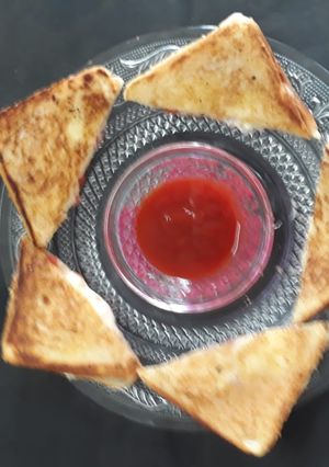 A picture of Onion tomato cheesey toast.