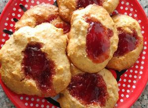 Una foto de Ojitos con mermelada de frutilla y estevia