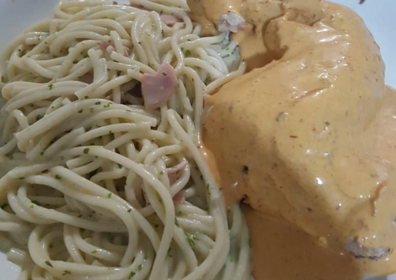 Pollo con crema y spagetti blanco