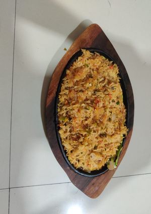 A picture of Schezwan fried rice sizzler.