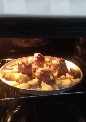 Una foto de Carne con papas al horno (con cualquier cosa)