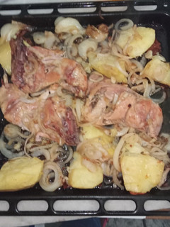 Una foto de Pollo con patatas al horno