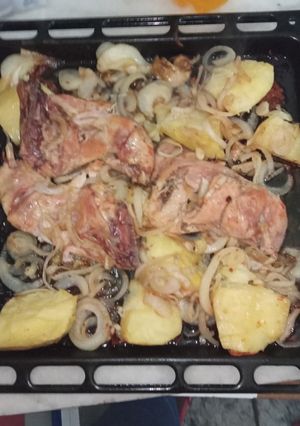 Una foto de Pollo con patatas al horno