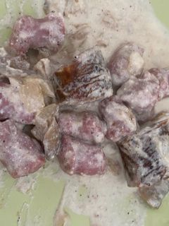 Una foto de Longaniza con champiñones en salsa de vino