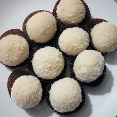 A picture of Narial ke laddo/ balls.