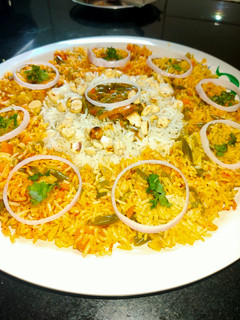 શાહી દમ બિરયાની (Shahi Dum Biryani Recipe In Gujarati) રેસીપી મુખ્ય ફોટો
