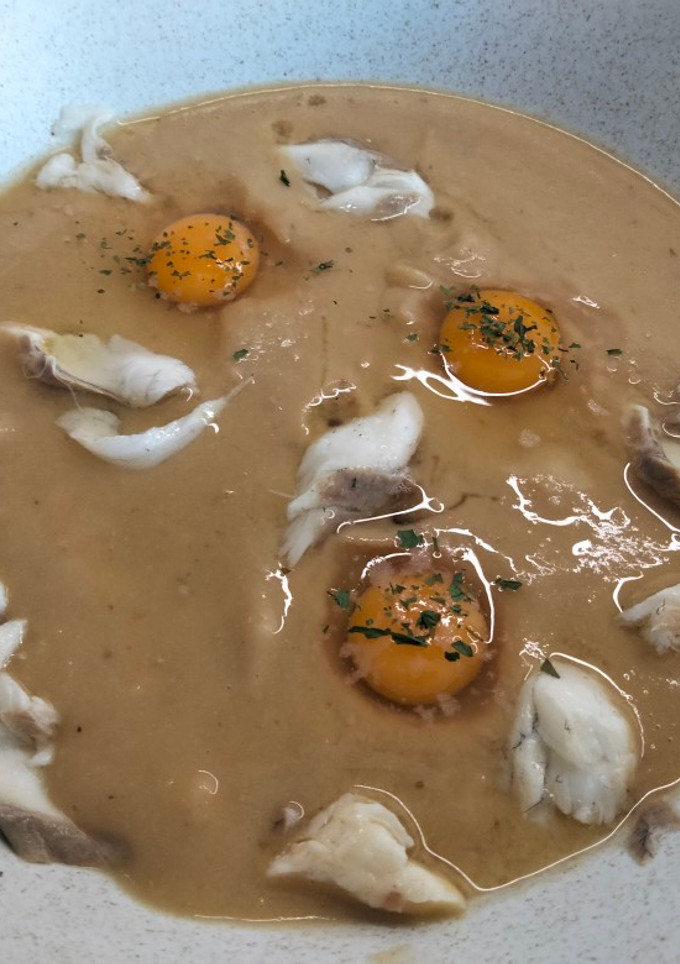 Una foto de Crema de garbanzos con huevos de codorniz