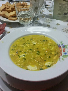 Una foto de Sopa de cocido con pan, perejil, azafrán y huevo
