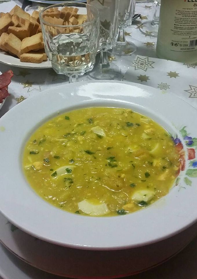 Una foto de Sopa de cocido con pan, perejil, azafrán y huevo