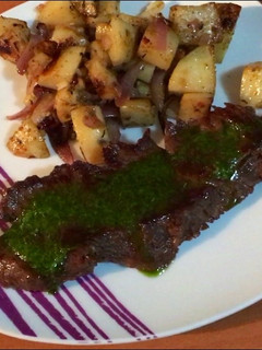 Una foto de Churrasco al sartén acompañado con Papas Salteadas