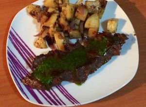 Una foto de Churrasco al sartén acompañado con Papas Salteadas