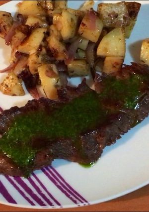 Una foto de Churrasco al sartén acompañado con Papas Salteadas