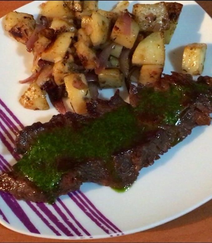 Una foto de Churrasco al sartén acompañado con Papas Salteadas
