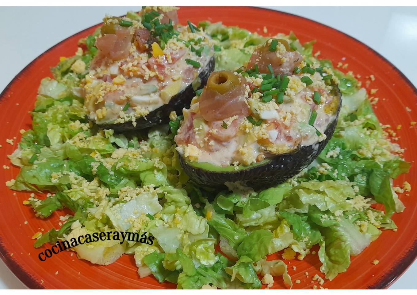 Aguacates rellenos de salmón