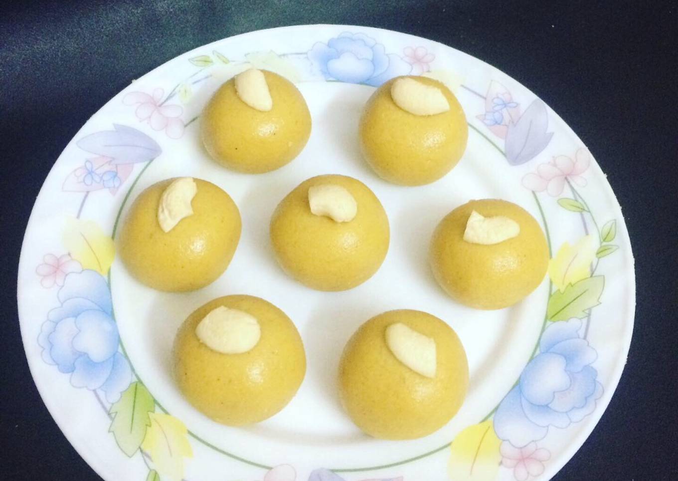 Besan laddoo