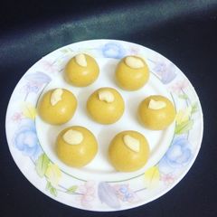 A picture of Besan laddoo.