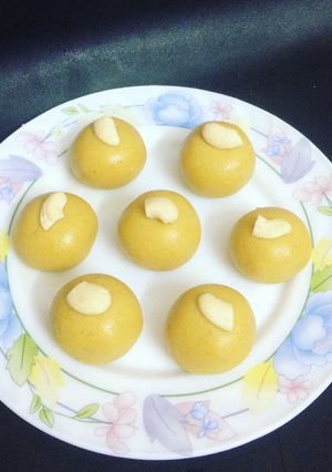 A picture of Besan laddoo.