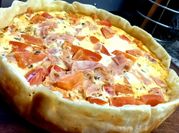 Una foto de tarta caprese con jamon