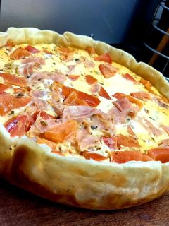 Una foto de Tarta caprese de jamón, queso 🧀,tomate 🍅 y orégano